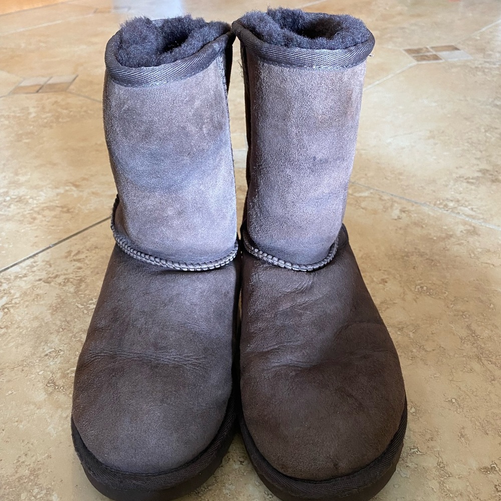 Kid’s brown uggs